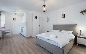 Flight One - Modern Studio Near Therme & Airport